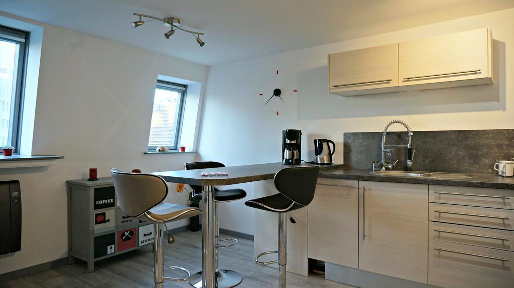 Little Suite - Nathan Lille Bilik gambar